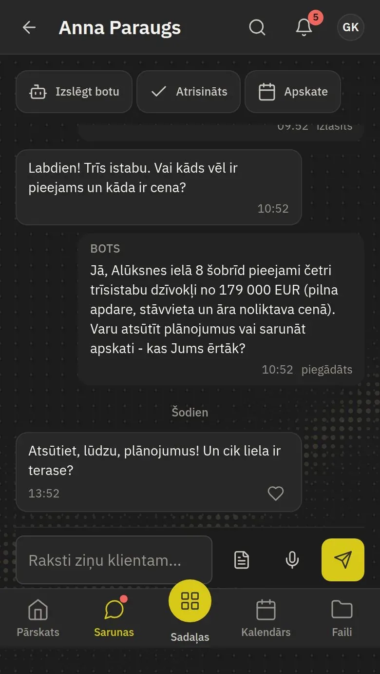 Tilderu kvartāla CRM telefonā ar parauga sarunu
