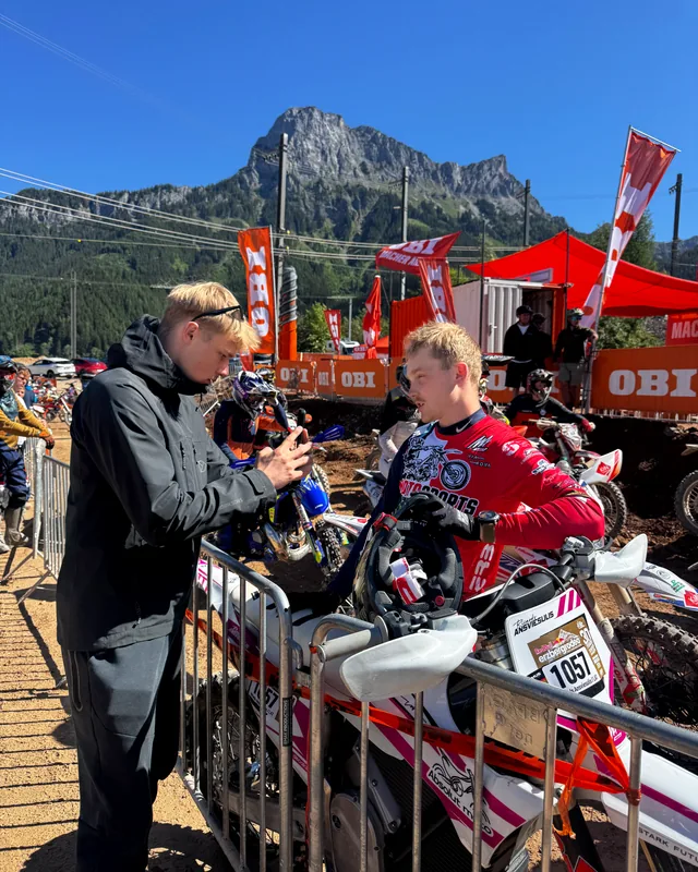 Gustavs filmē Ričardu no Absolut Moto sacensību parkā