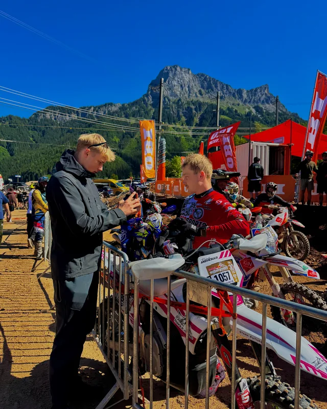 Filmēšana sacensību depo pie motocikla pirms starta